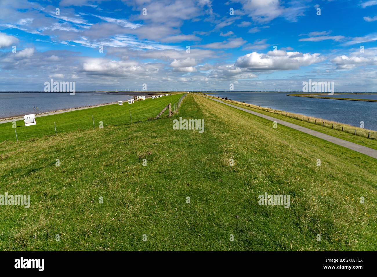 Dyke sulla penisola del Nordstrand, distretto della Frisia settentrionale, Schleswig-Holstein, Germania, Europa Foto Stock
