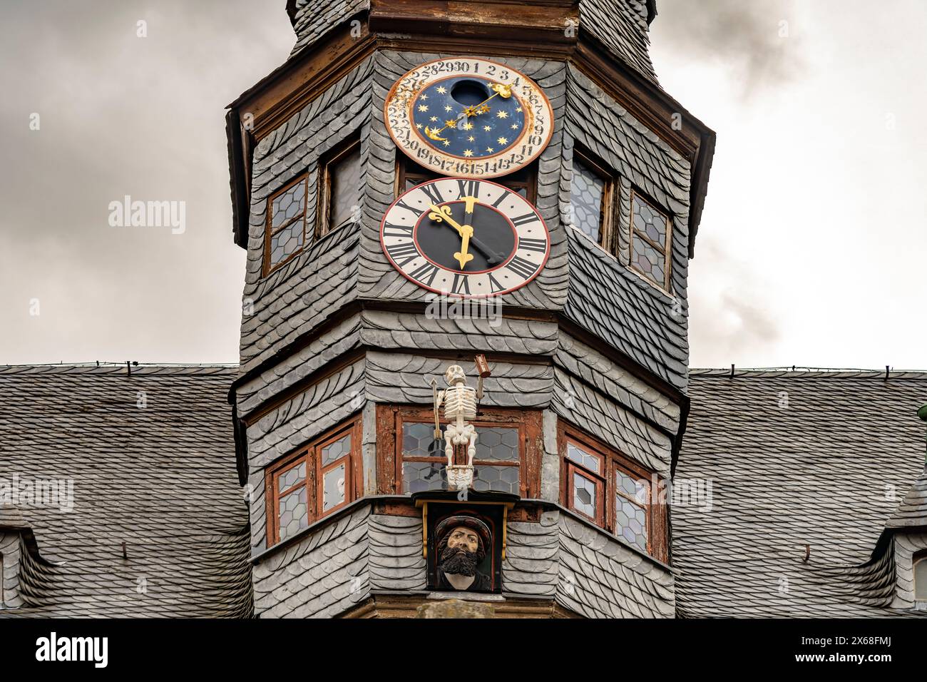 Orologio lunare sull'orologio a lancetta del Municipio nuovo di Ochsenfurt, bassa Franconia, Baviera, Germania Foto Stock