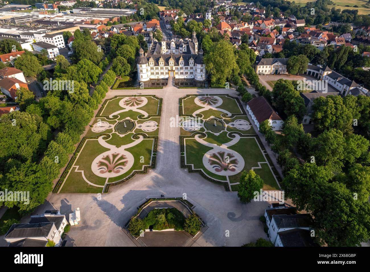 Castello di Neuhaus a Paderborn visto dall'alto, Renania settentrionale-Vestfalia, Germania, Europa Foto Stock