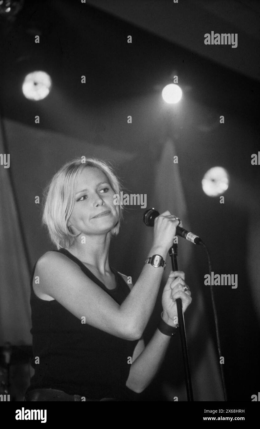 NINA PERSSON, YOUNG, THE CARDIGANS, 1996: Una giovane Nina Persson dei Cardigans che suonava un primo tour nel Regno Unito all'Anson Rooms dell'Università di Bristol, Inghilterra, Regno Unito il 9 novembre 1996. Foto: Rob Watkins. INFO: I Cardigans, una band svedese formata nei primi anni '90, hanno guadagnato fama internazionale con successi come "Lovefool". Il loro suono eclettico fonde elementi pop, rock e indie, caratterizzati dalla caratteristica voce di Nina Persson e dalla propensione per melodie accattivanti. Foto Stock