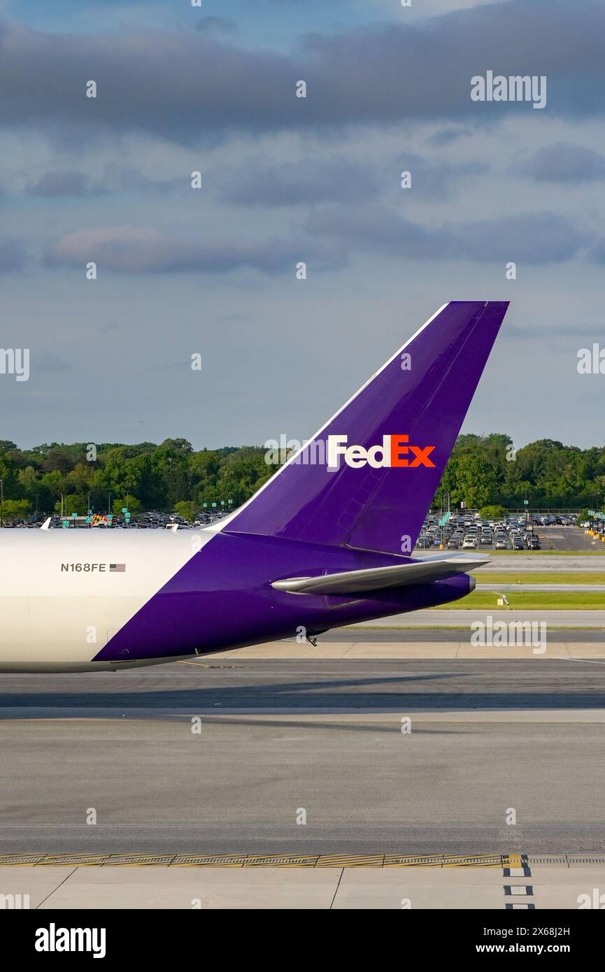Baltimora, Maryland, USA - 3 maggio 2024: Pinna di coda del jet cargo Boeing 767 (registrazione N168FE) operato dalla Federal Express FedEx Foto Stock