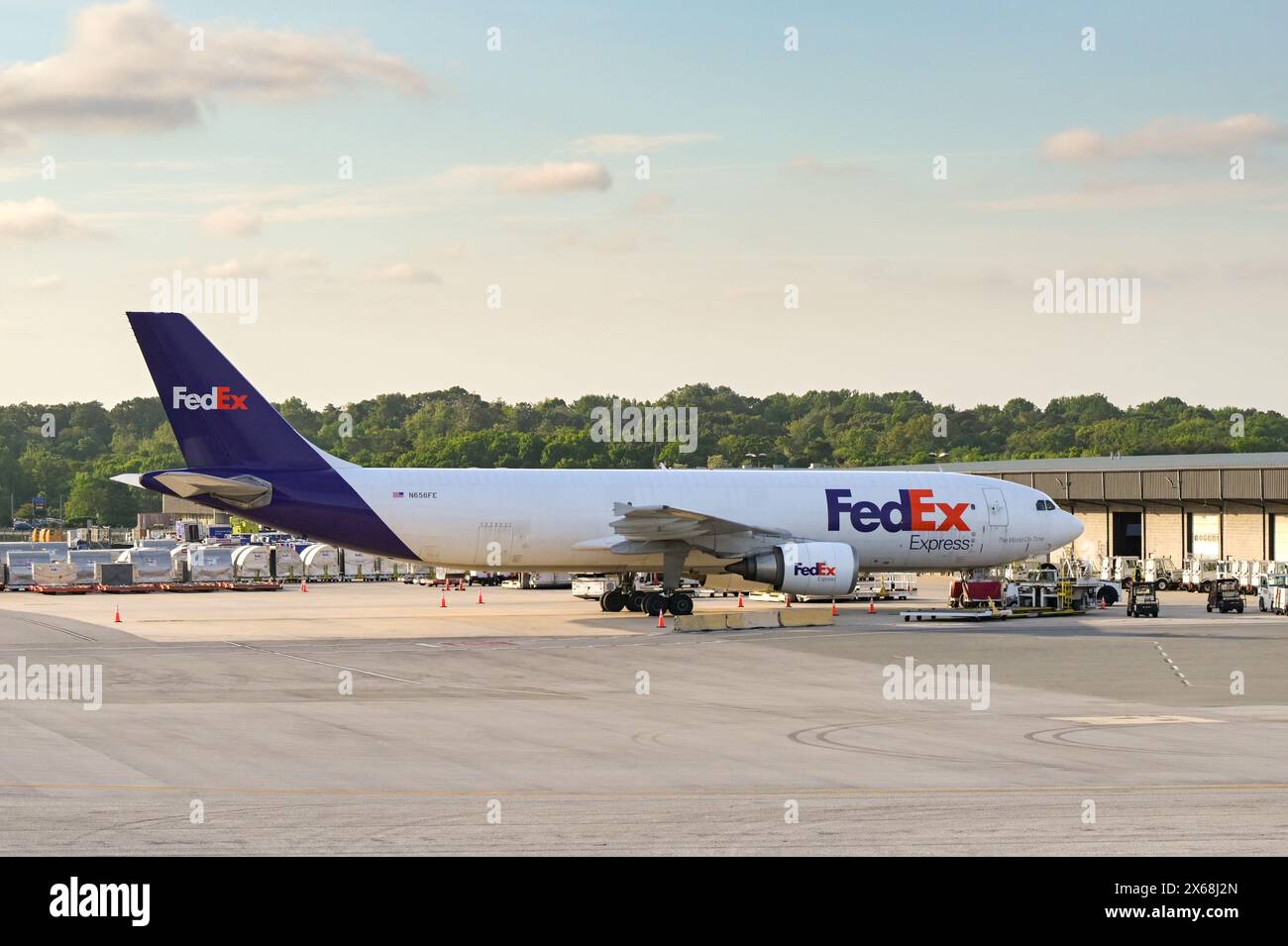 Baltimora, Maryland, USA - 3 maggio 2024: Boeing 767 cargo jet (registrazione N656FE) gestito dalla Federal Express FedEx presso il terminal merci Foto Stock