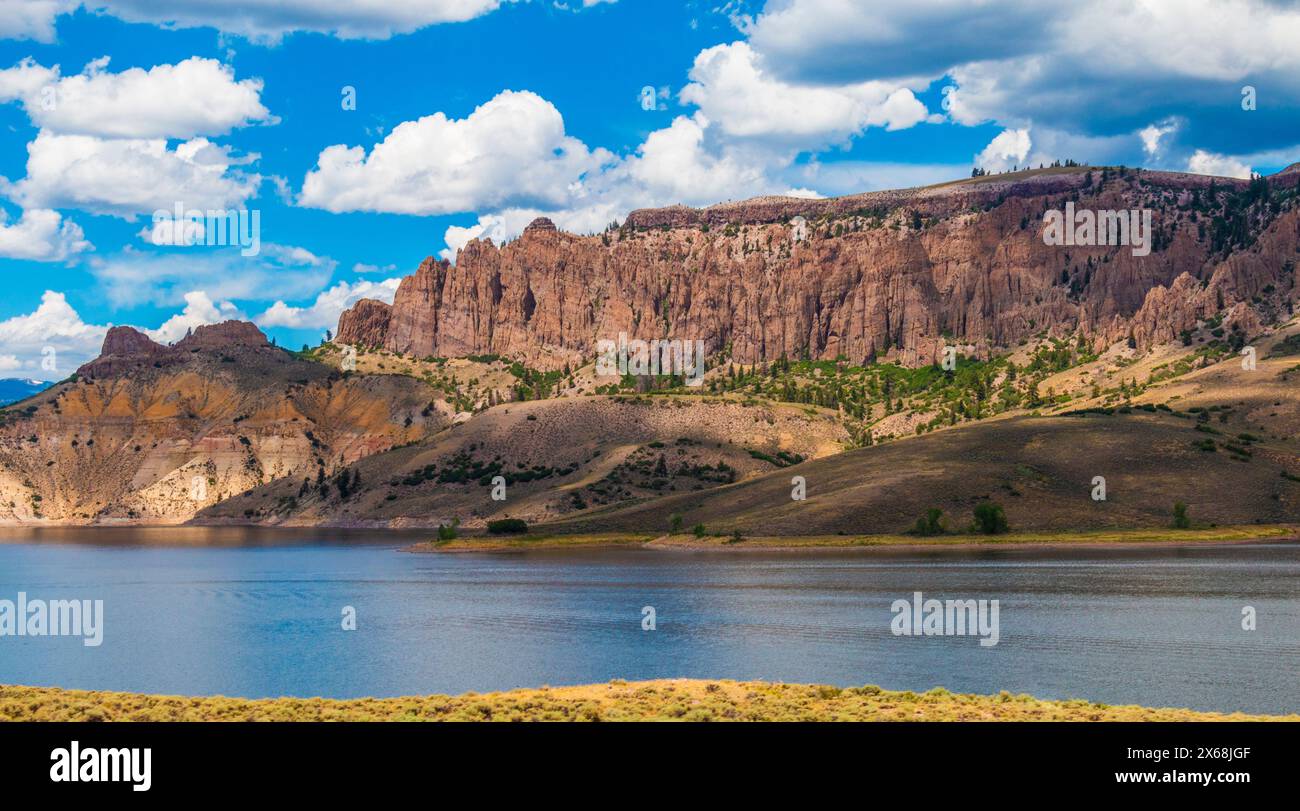 Guida panoramica sull'autostrada US 50 tra Gunnison e Montrose, Colorado. Blue Mesa è il lago più grande del Colorado, lungo 96 km con una costa di 30 km Foto Stock