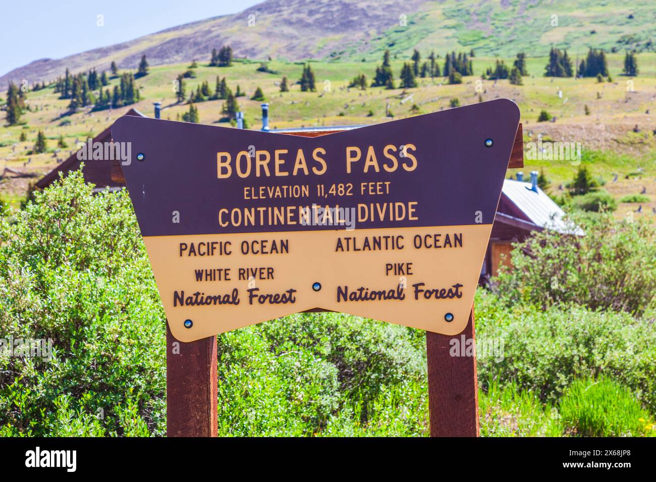 Vista da Boreas Pass Road in Colorado. La Denver, South Park e la Pacific Narrow Gauge Railroad una volta servivano quest'area e gli edifici storici. Foto Stock