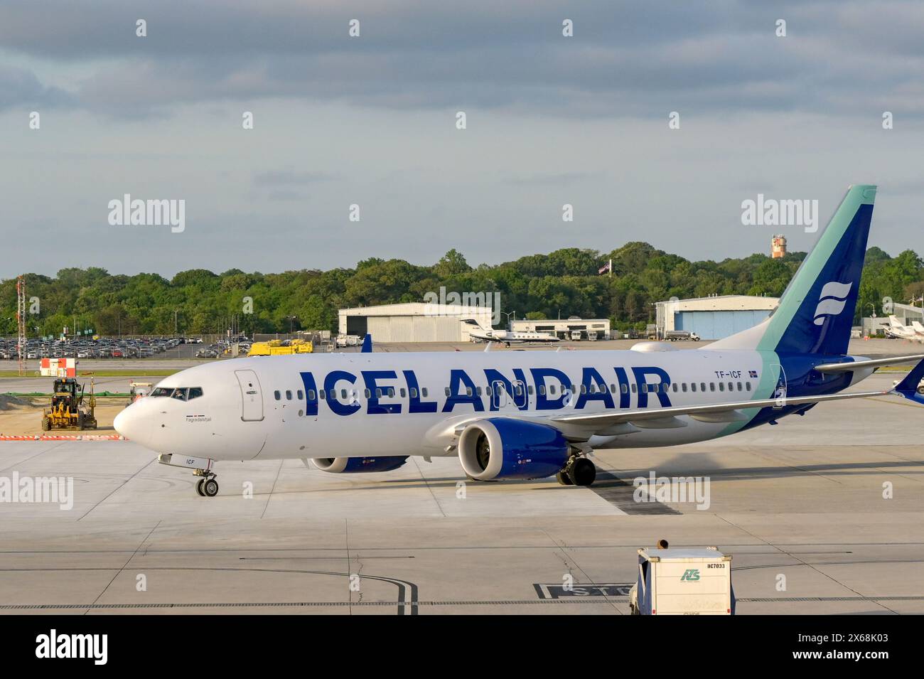 Baltimora, Maryland, USA - 3 maggio 2024: Boeing 737 Max 8 jet (registrazione TF-ICF) operato da Icelandair in arrivo all'aeroporto di Baltimora Washington Foto Stock