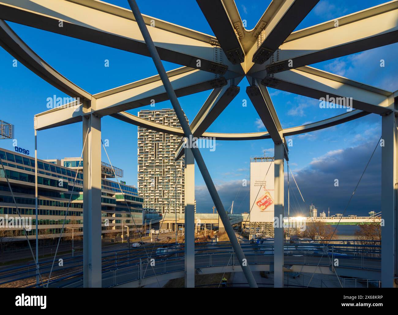 Vienna, Torre Marina, rampa a spirale per pedoni e ciclisti, ponte Donaustadtbrücke, fiume Donau (Danubio) nel 2002. Leopoldstadt, Vienna, Austria Foto Stock