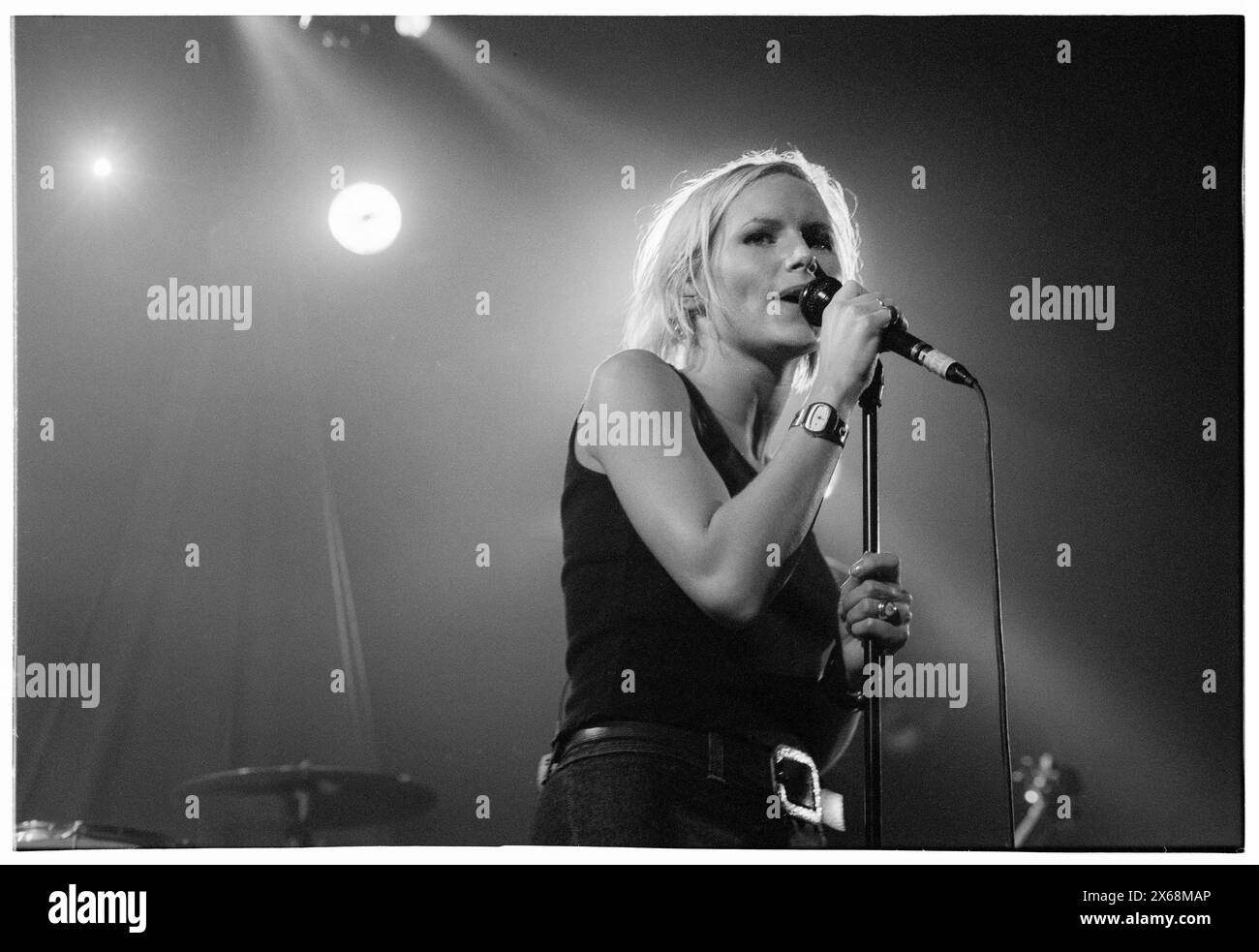 NINA PERSSON, YOUNG, THE CARDIGANS, 1996: Una giovane Nina Persson dei Cardigans che suonava un primo tour nel Regno Unito all'Anson Rooms dell'Università di Bristol, Inghilterra, Regno Unito il 9 novembre 1996. Foto: Rob Watkins. INFO: I Cardigans, una band svedese formata nei primi anni '90, hanno guadagnato fama internazionale con successi come "Lovefool". Il loro suono eclettico fonde elementi pop, rock e indie, caratterizzati dalla caratteristica voce di Nina Persson e dalla propensione per melodie accattivanti. Foto Stock