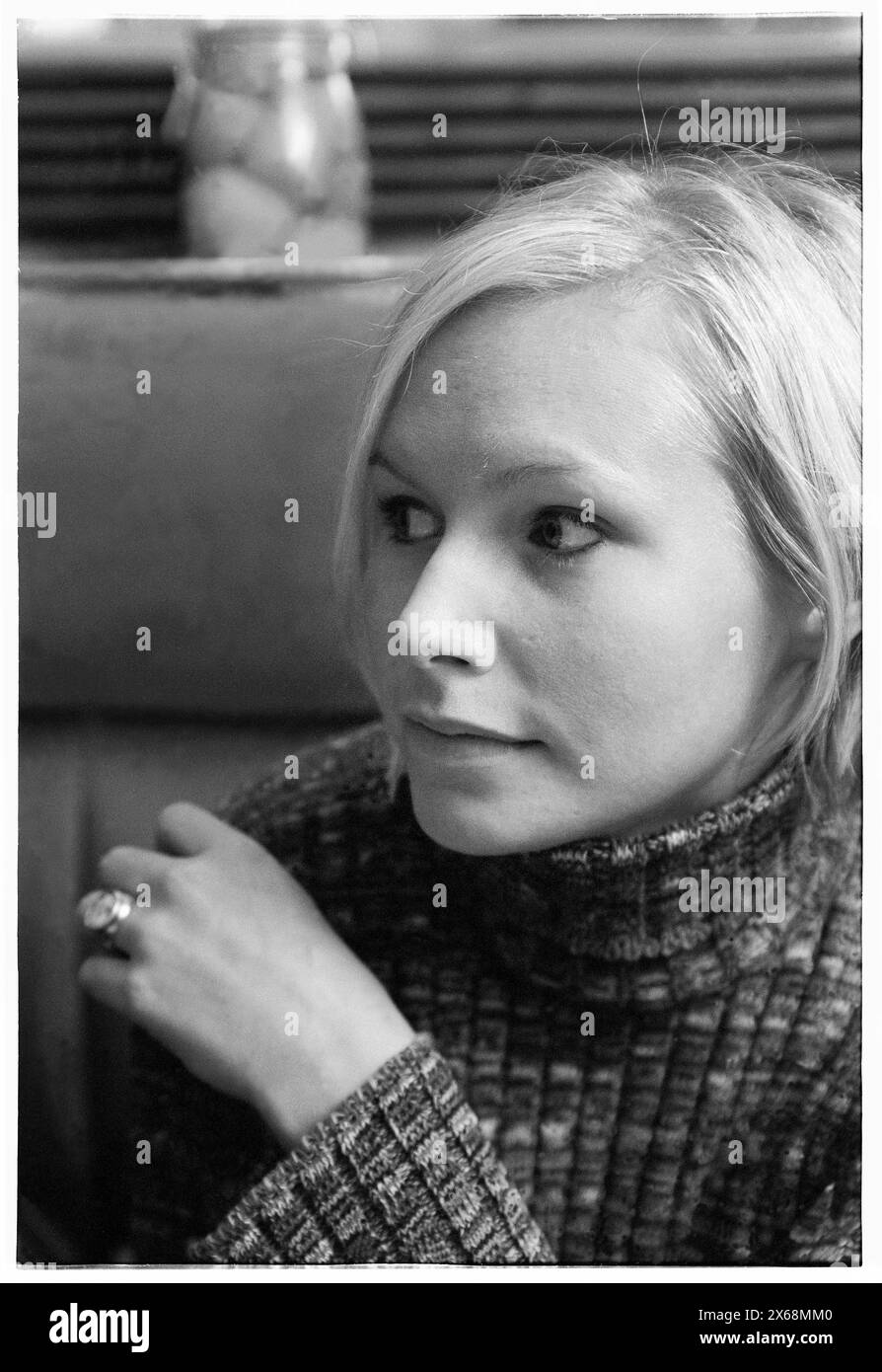 NINA PERSSON, RITRATTO, 1996: A portrait of Swedish Singer Nina Persson of the Cardigans at al bacio Italian Restaurant a Bristol, Inghilterra, Regno Unito, il 9 novembre 1996. Foto: Rob Watkins. INFO: I Cardigans, una band svedese formata nei primi anni '90, hanno guadagnato fama internazionale con successi come "Lovefool". Il loro suono eclettico fonde elementi pop, rock e indie, caratterizzati dalla caratteristica voce di Nina Persson e dalla propensione per melodie accattivanti Foto Stock