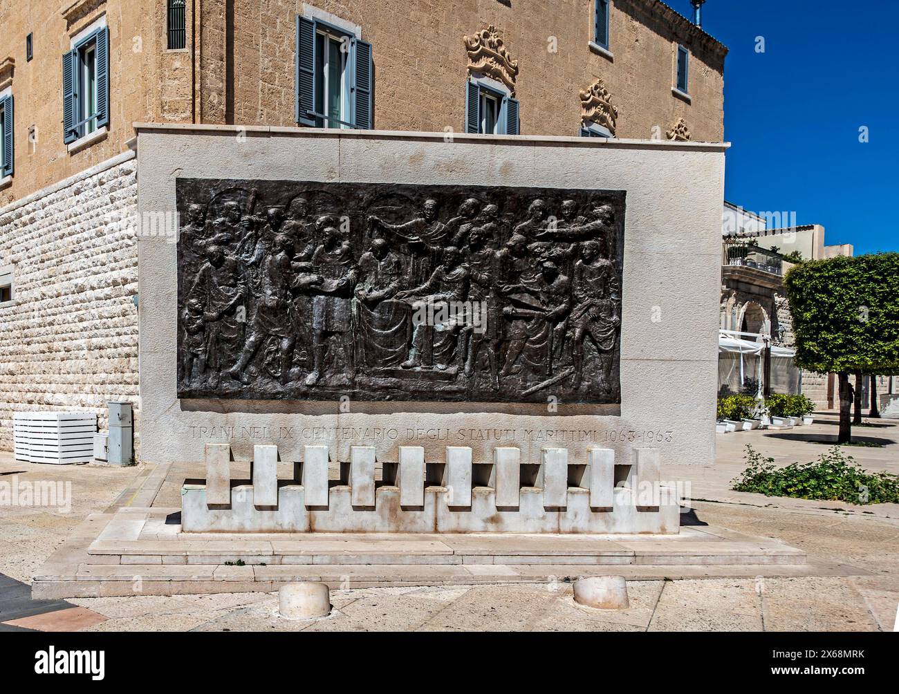 Una scultura a Trani, in Italia, in commemorazione degli Statuti marittimi, promulgata a Trani nel 1063, che governava il commercio marittimo. Foto Stock
