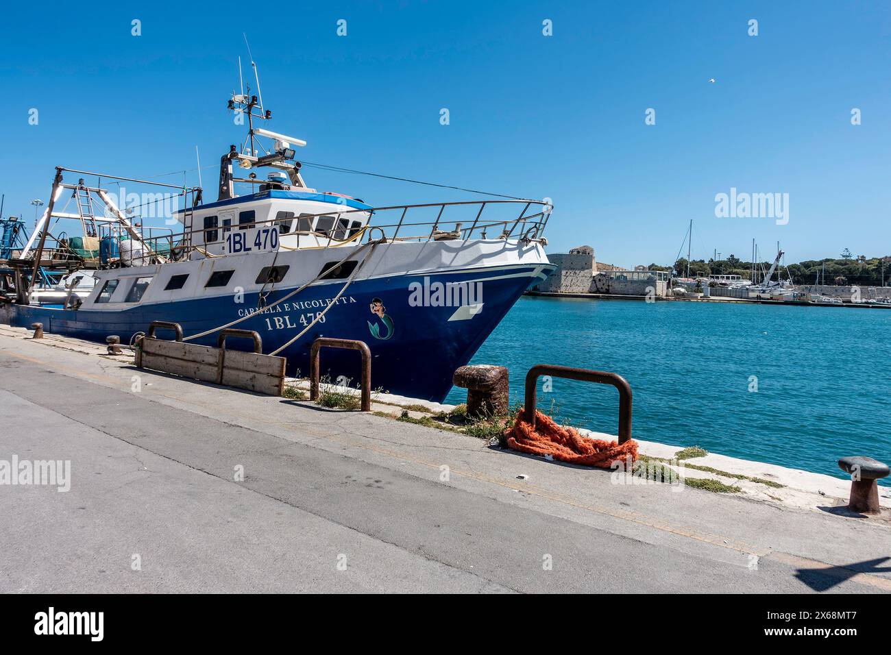 Peschereccio da traino commerciale, ormeggiato a Trani, Italia. Foto Stock