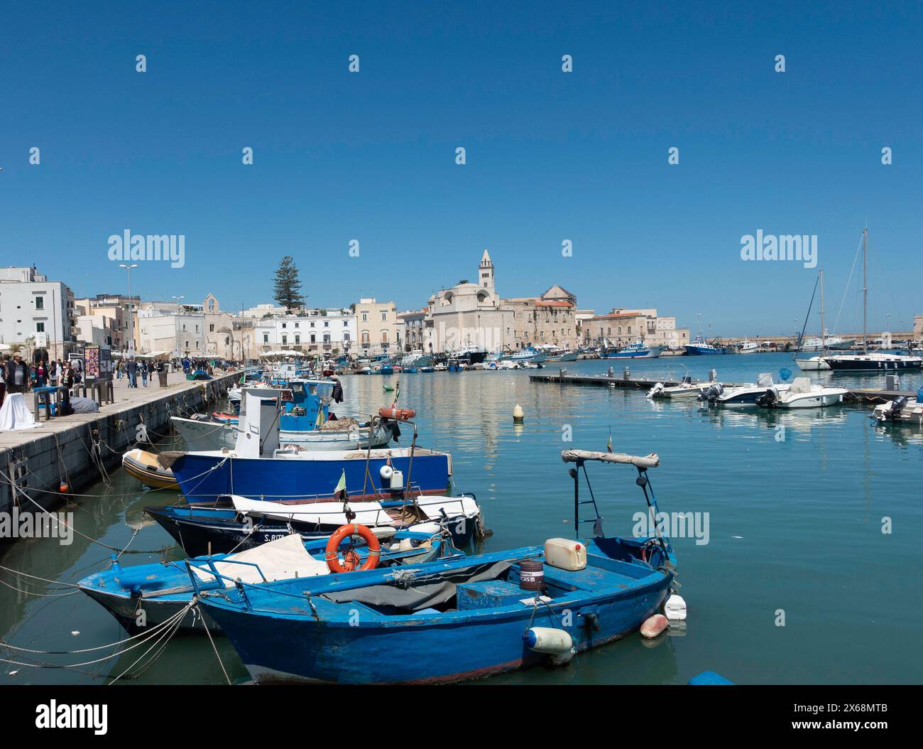 Il porticciolo nautico e l'area portuale di Trani, Italia. Foto Stock