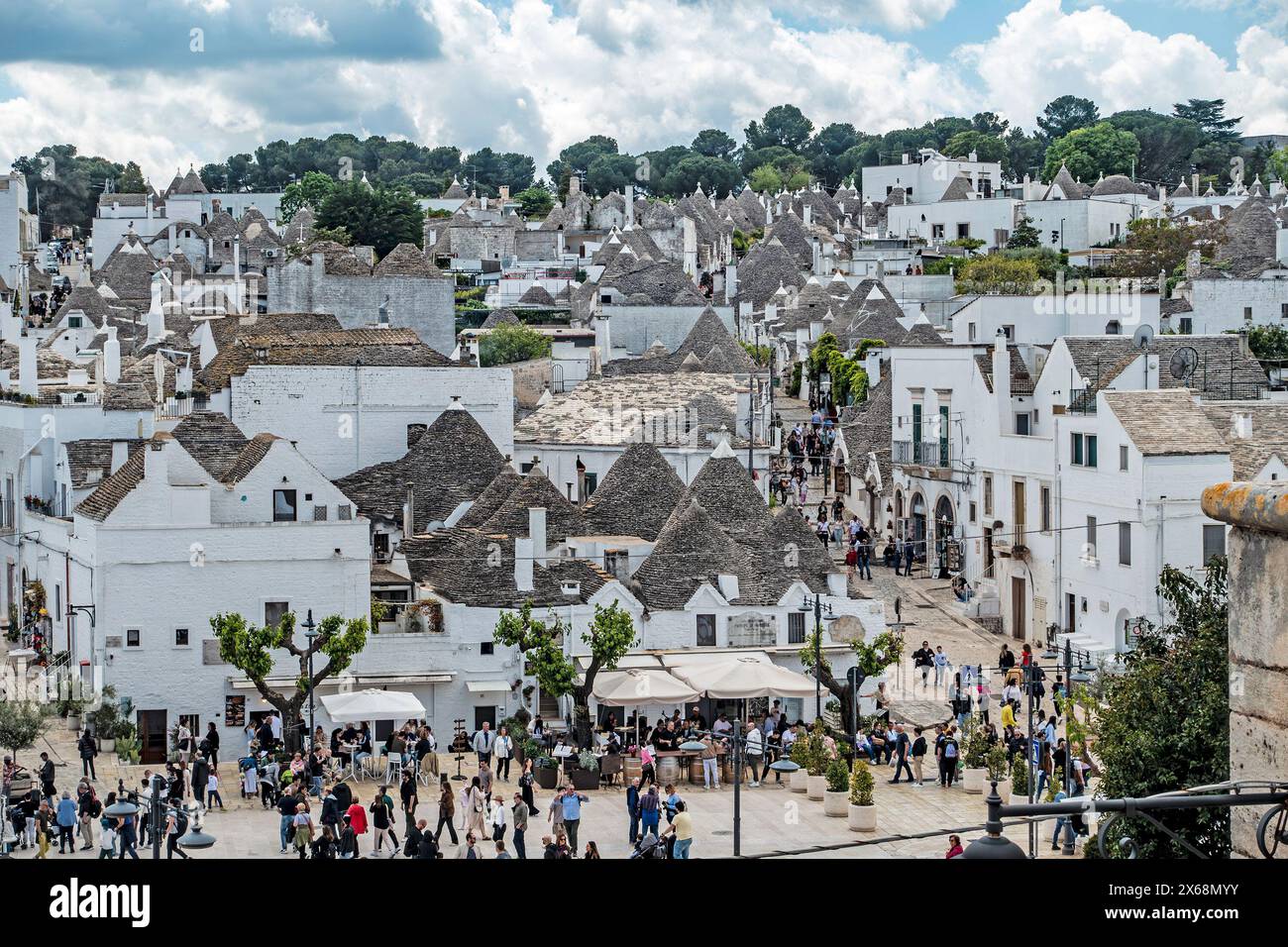Folle di turisti nel centro storico di Alberobello, Italia Foto Stock