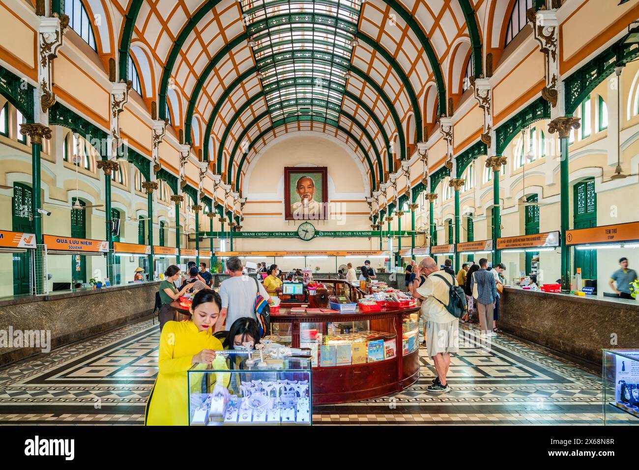 Ho chi Minh City, 24 novembre 2022: Interno dell'ufficio postale centrale di ho chi Minh City, Vietnam Foto Stock
