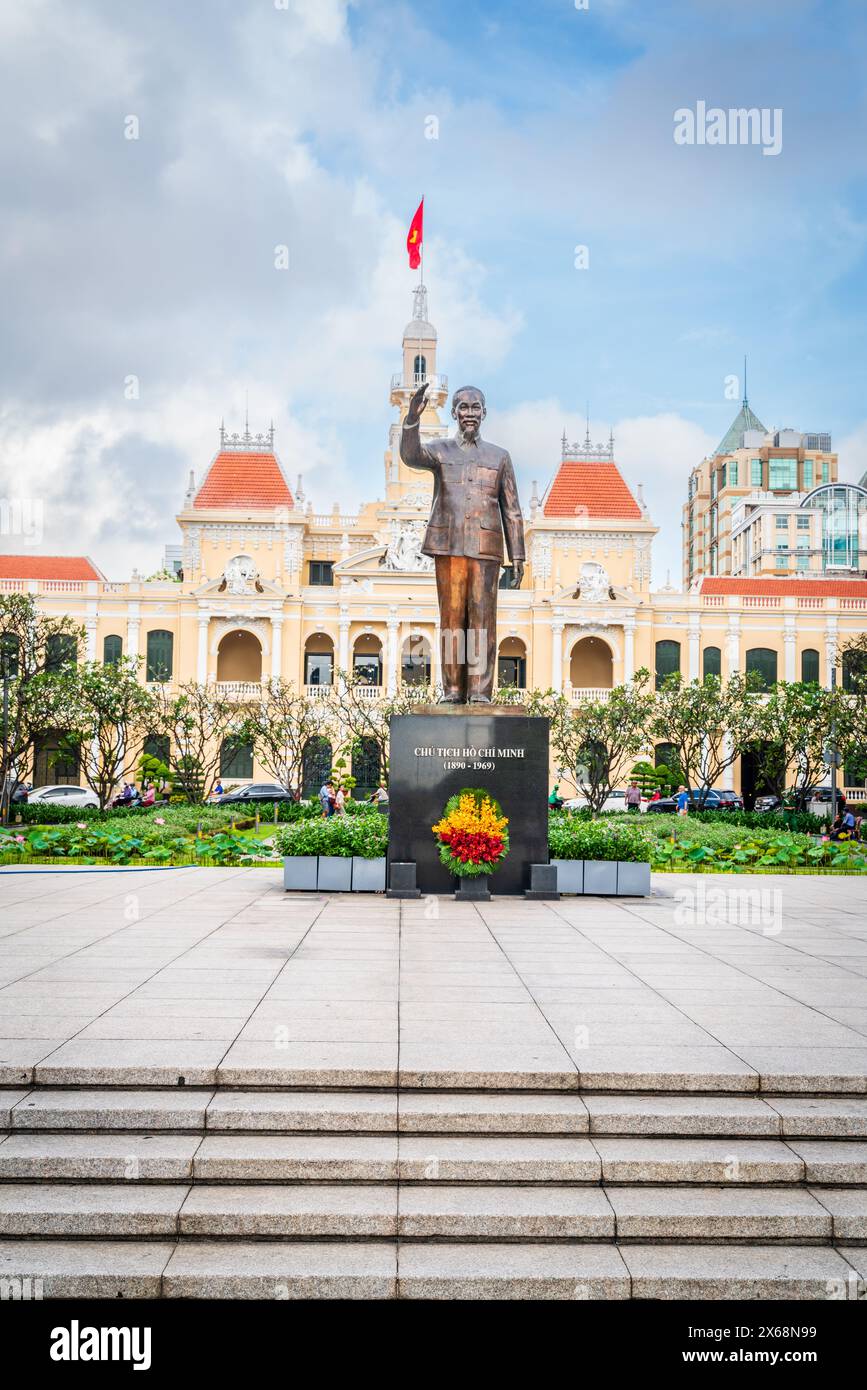 Ho chi Minh City, 24 novembre 2022: Statua di ho chi Minh di fronte all'edificio del municipio di ho chi Minh City, Vietnam Foto Stock