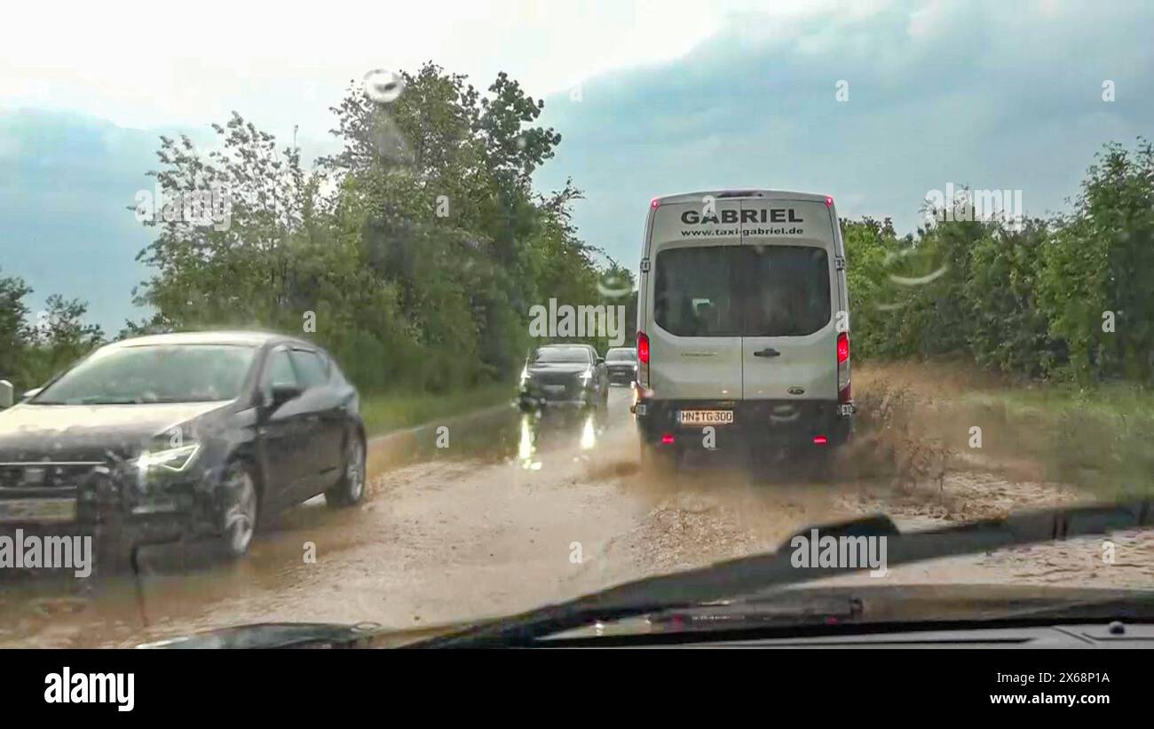 Heftiges Unwetter flutet Gemmingen im Landkreis Heilbronn im Südwesten: Kräftige Gewitterzelle entlädt sich ortsfest über dem Landkreis Heilbronn und setzt Gemeinde unter Wasser - Wassermassen und Schlamm sorgen für Überflutungen - Feuerwehrleute un Heftiges Unwetter flutet Gemmingen im Landkreis Heilbronn im Südwesten: Kräftige Gewitterzelle entlädt sich ortsfest über dem Landkreis Heilbronn und setzt Gemeinde unter Wasser - Wassermassen und Schlamm sorgen für Überflutungen - Feuerwehrleute und Anwohner stehen im völlig überfluteten Wohngebiet *** violente temporali inondazioni Gemmingen nel Foto Stock