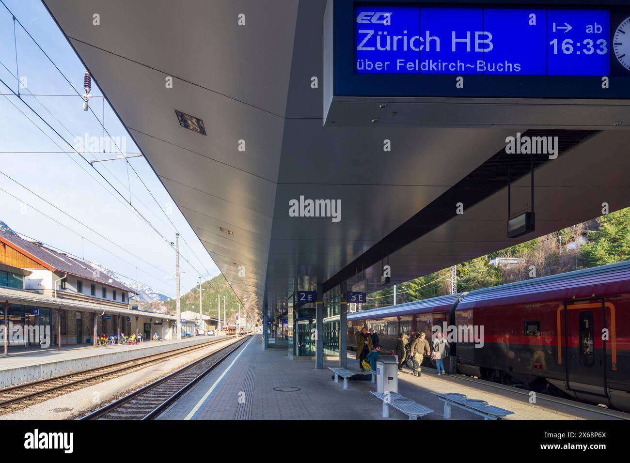 Landeck, stazione ferroviaria Landeck-Zams, treno Railjet di ÖBB nella regione TirolWest, Tirolo, Austria Foto Stock