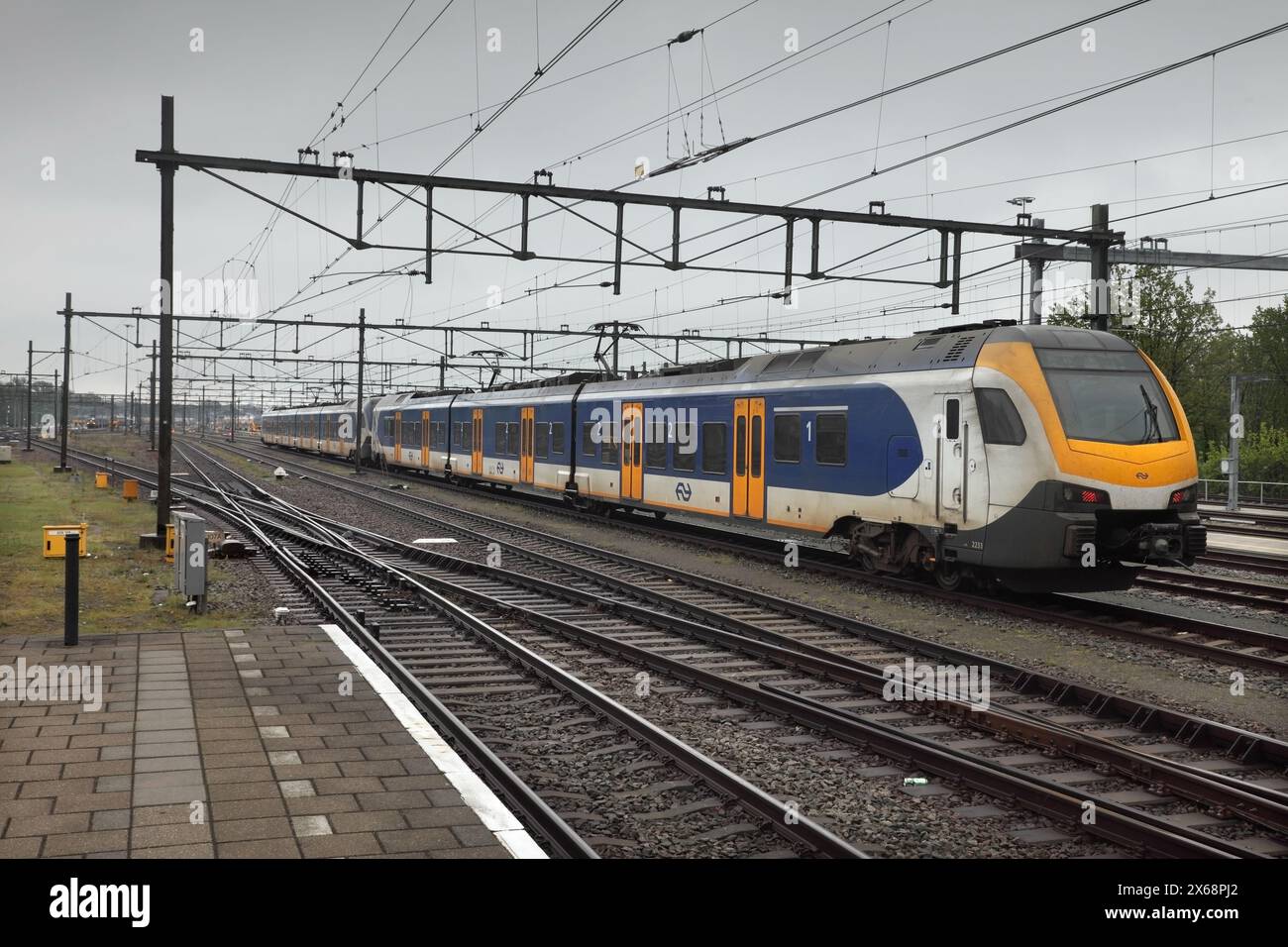 NS Stadler FLIRT 3 treno alla stazione centrale di Eindhoven, Netherlnds. Foto Stock