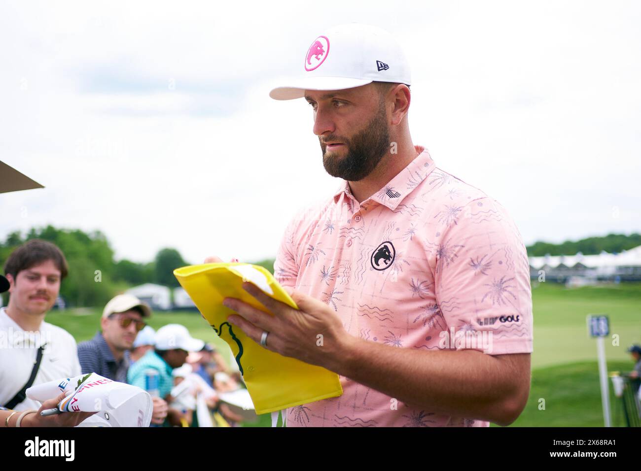 Jon Rahm di Spagna firma autografi prima del campionato PGA 2024 al Valhalla Golf Club il 13 maggio 2024 a Louisville, Kentucky. Foto Stock