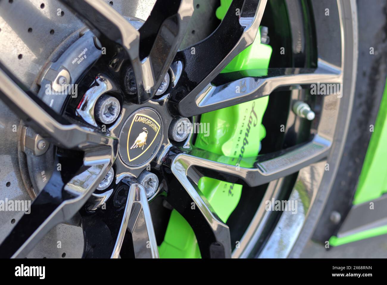 Una ruota di Lamborghini con logo aziendale Foto Stock