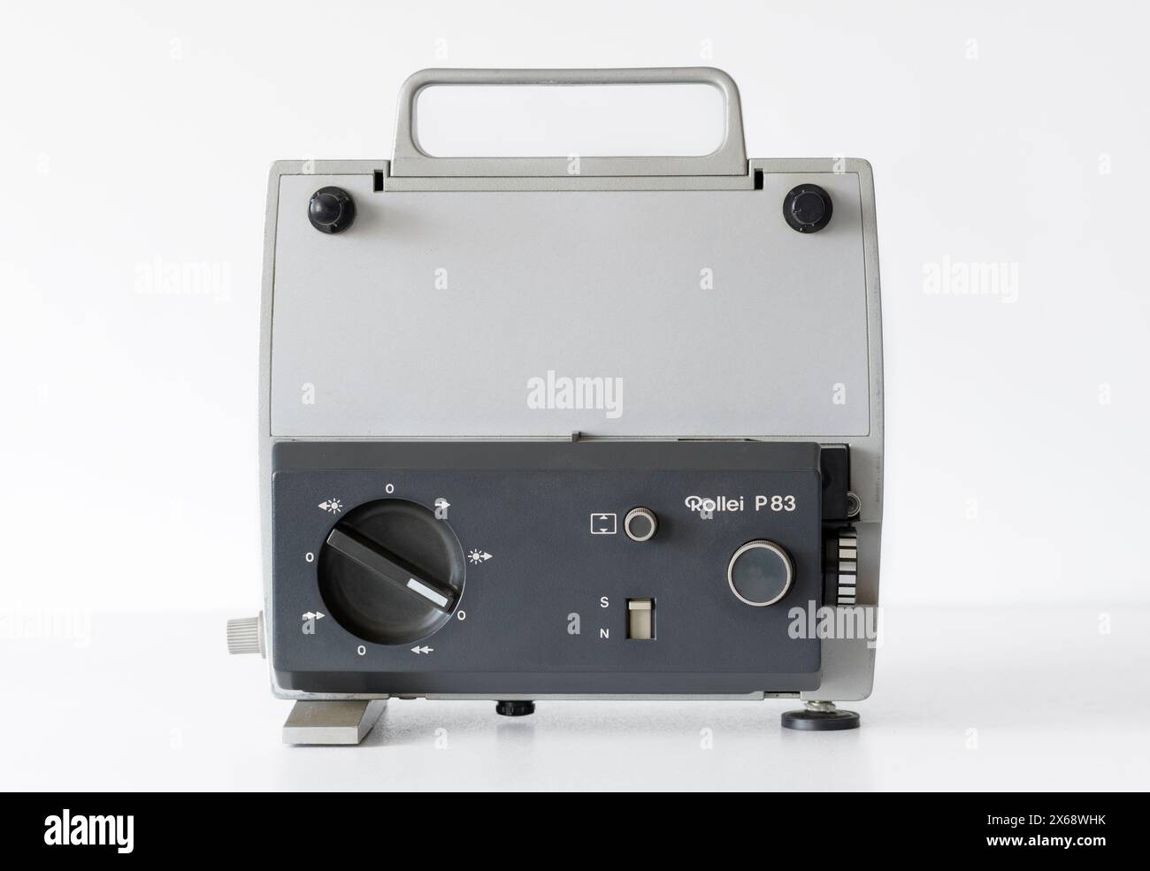 Hasselt. Limburgo - Belgio. 07-10-2023. Proiezione del pannello di controllo del proiettore di pellicole Rollei P83. Autentico proiettore cinematografico degli anni '70, '80 con tracce di tempo Foto Stock