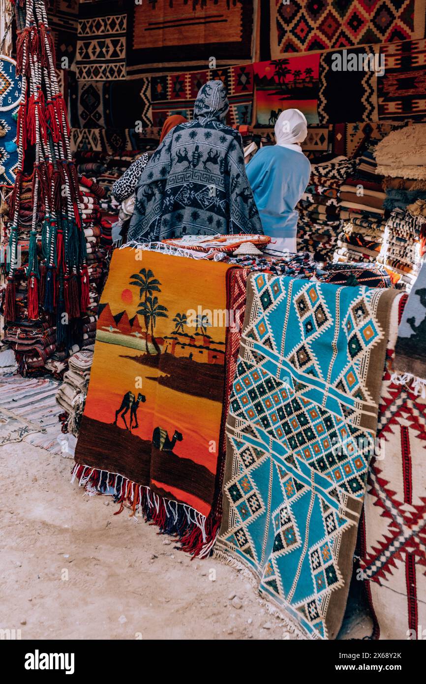 Mercato tradizionale all'Oasi di Siwa, in Egitto, che espone vivaci artigianato locale Foto Stock
