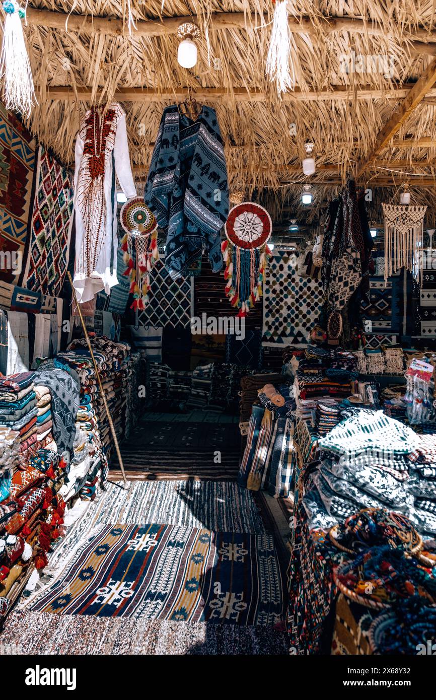 Mercato tradizionale all'Oasi di Siwa, in Egitto, che espone vivaci artigianato locale Foto Stock