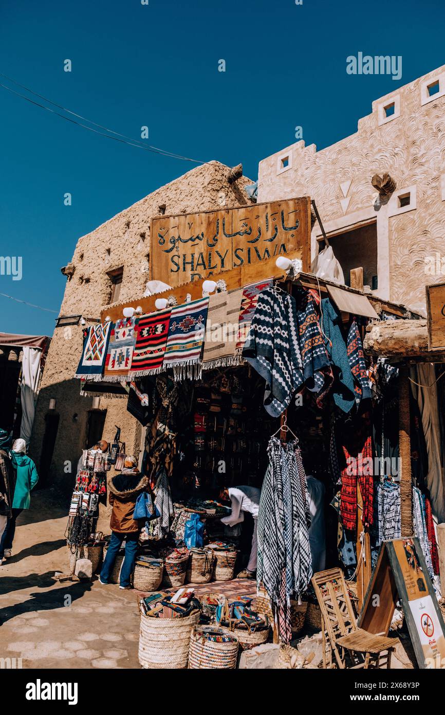 Mercato tradizionale all'Oasi di Siwa, in Egitto, che espone vivaci artigianato locale Foto Stock