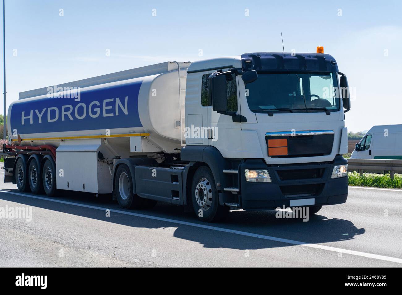 Carrello con rimorchi con serbatoio di idrogeno concetto di trasporto di idrogeno. Foto Stock