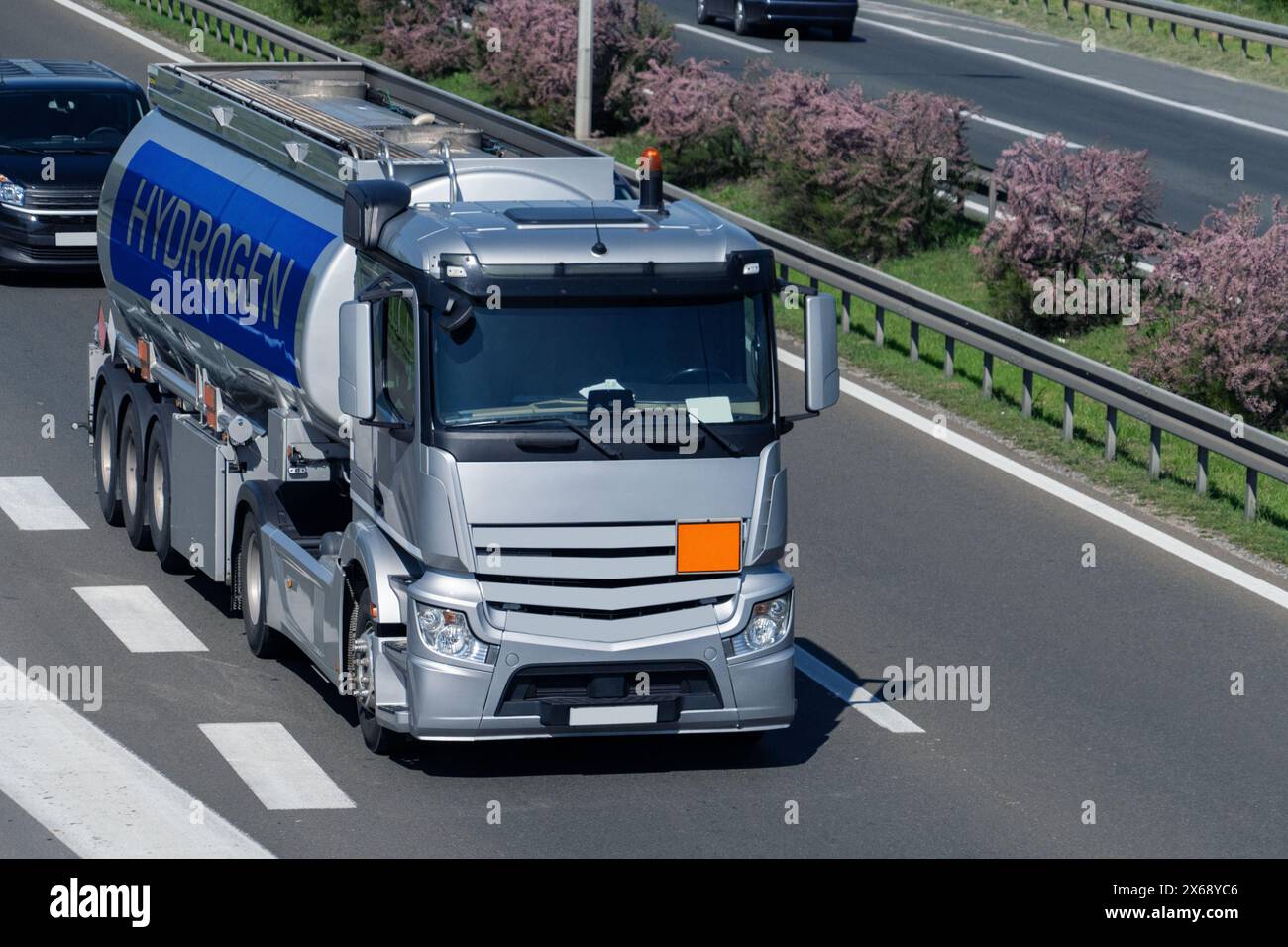 Autocarro con rimorchio con serbatoio di idrogeno. Concetto di trasporto dell'idrogeno Foto Stock