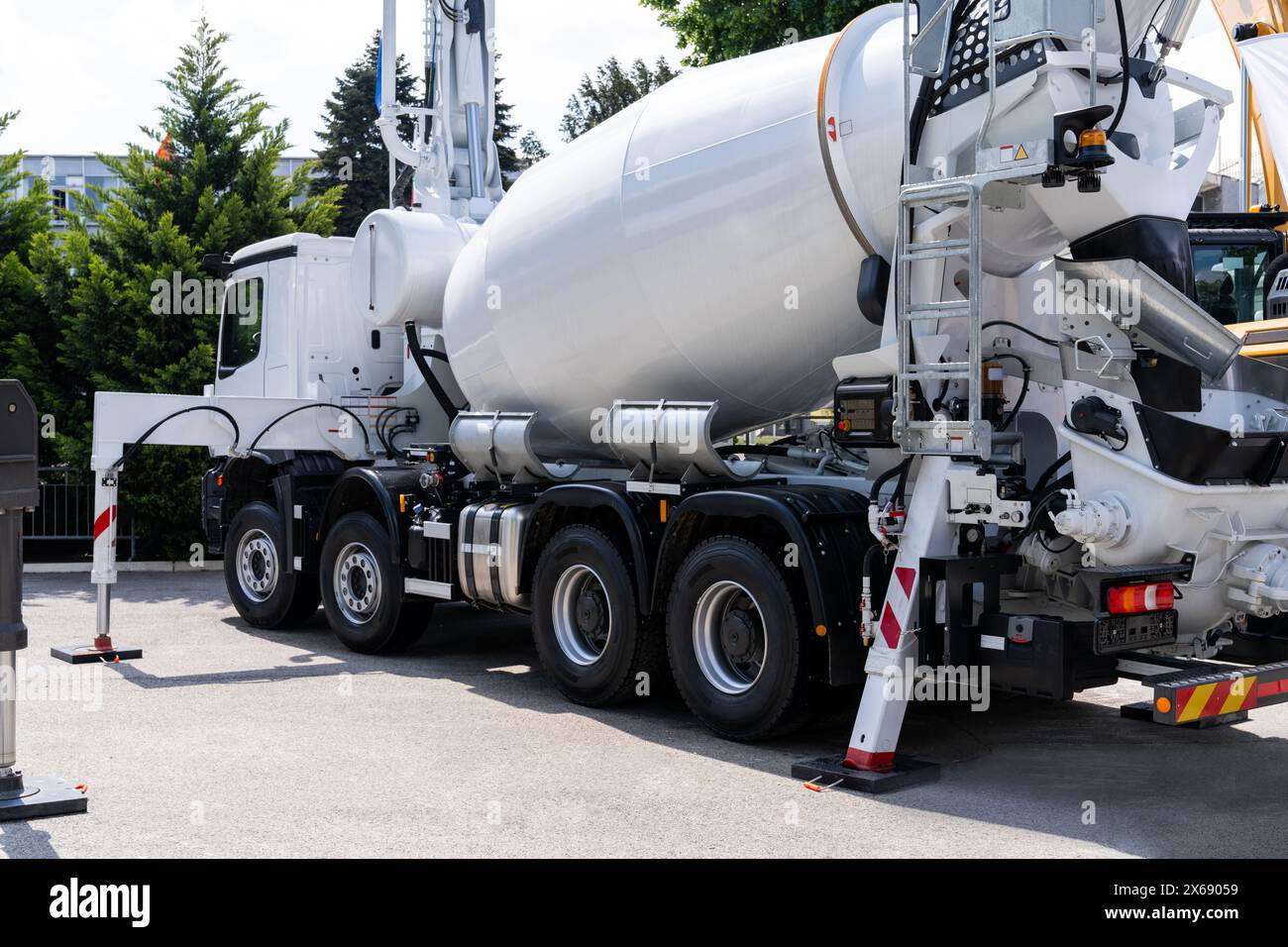 Pompa per calcestruzzo montata su carrello con miscelatore. Foto Stock