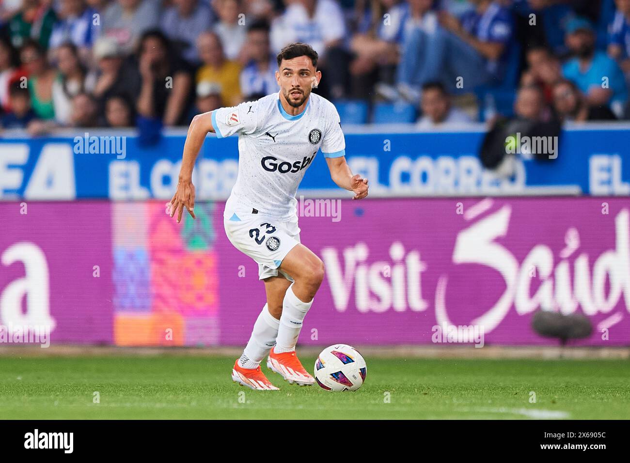 Ivan Martin del Girona FC con il pallone durante il LaLiga EA Sports match tra Deportivo Alaves e Girona FC allo stadio Mendizorrotza il 10 maggio 202 Foto Stock