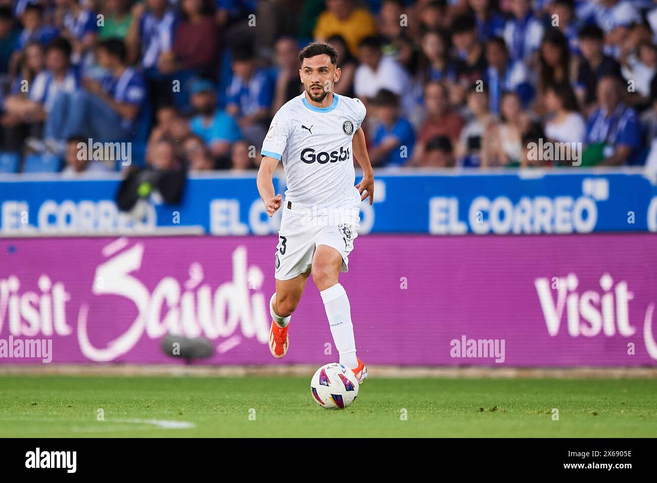 Ivan Martin del Girona FC con il pallone durante il LaLiga EA Sports match tra Deportivo Alaves e Girona FC allo stadio Mendizorrotza il 10 maggio 202 Foto Stock