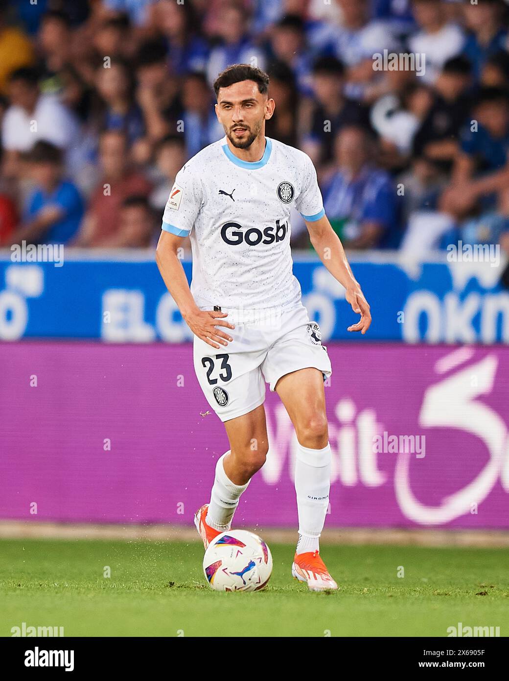 Ivan Martin del Girona FC con il pallone durante il LaLiga EA Sports match tra Deportivo Alaves e Girona FC allo stadio Mendizorrotza il 10 maggio 202 Foto Stock