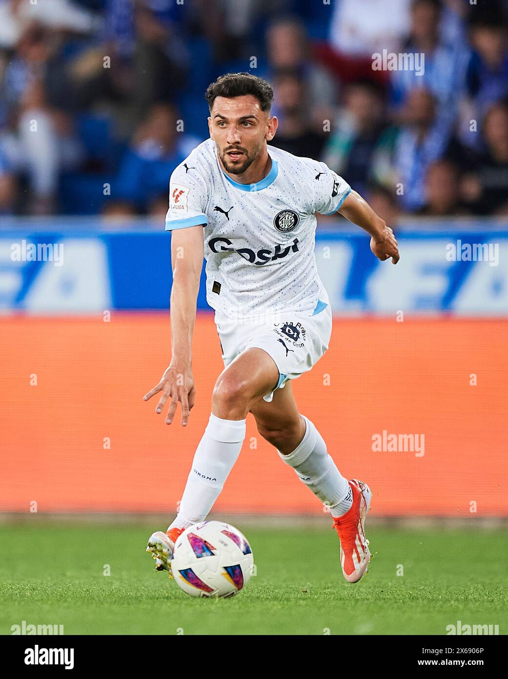Ivan Martin del Girona FC con il pallone durante il LaLiga EA Sports match tra Deportivo Alaves e Girona FC allo stadio Mendizorrotza il 10 maggio 202 Foto Stock