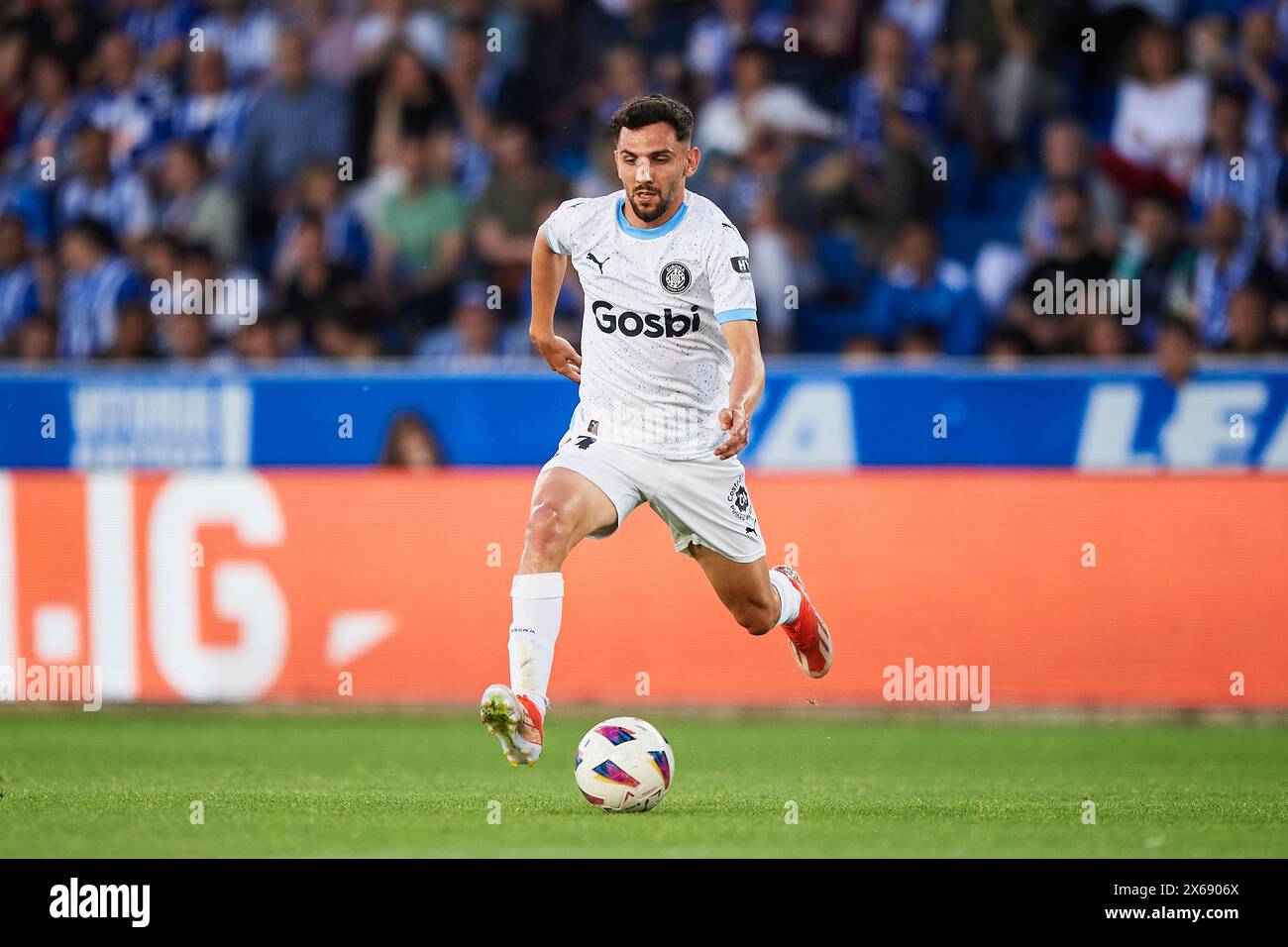 Ivan Martin del Girona FC con il pallone durante il LaLiga EA Sports match tra Deportivo Alaves e Girona FC allo stadio Mendizorrotza il 10 maggio 202 Foto Stock