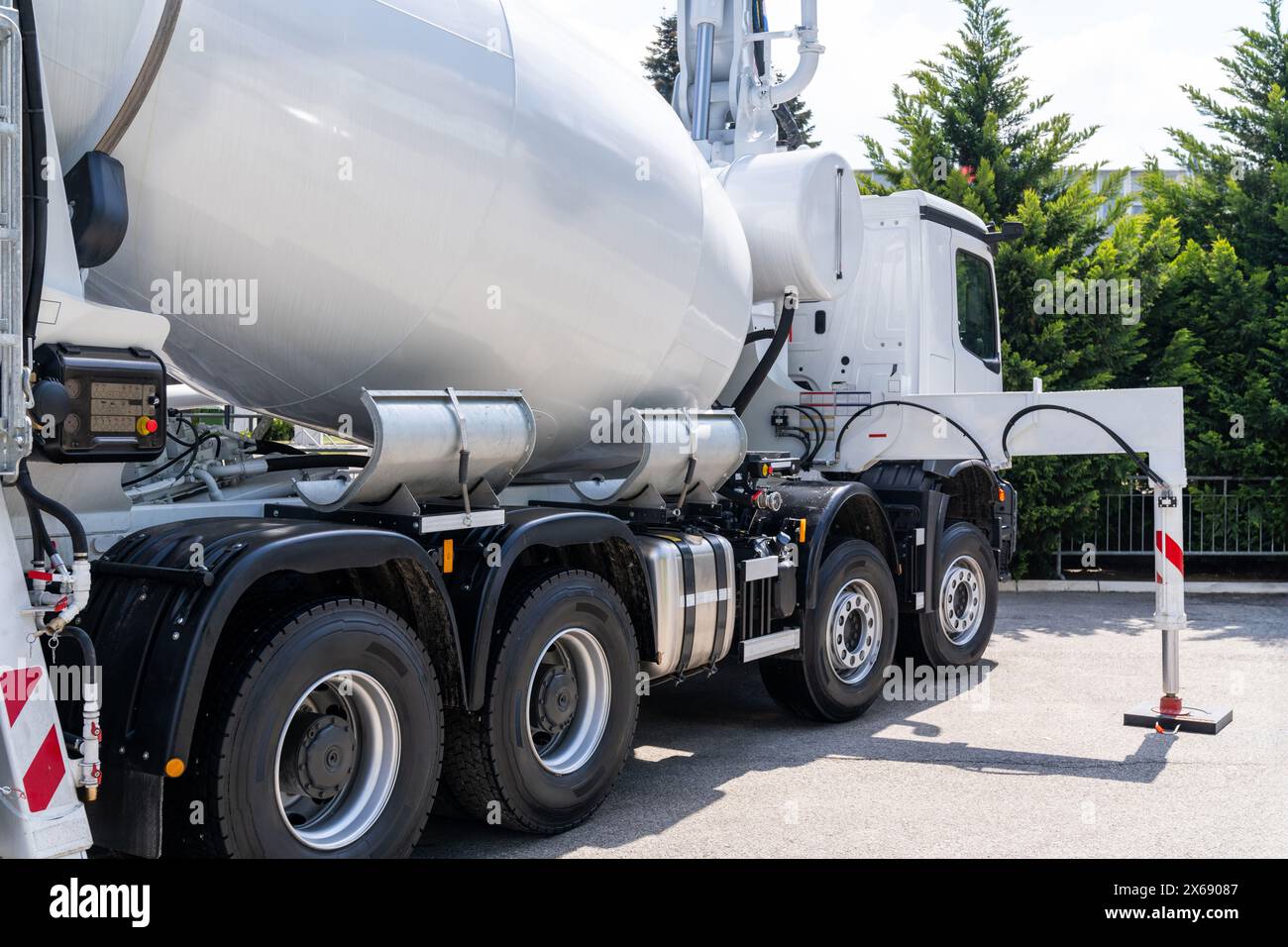 Pompa per calcestruzzo montata su carrello con miscelatore. Foto Stock
