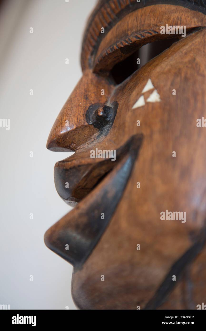 Maschera africana in legno con labbra oversize Foto Stock