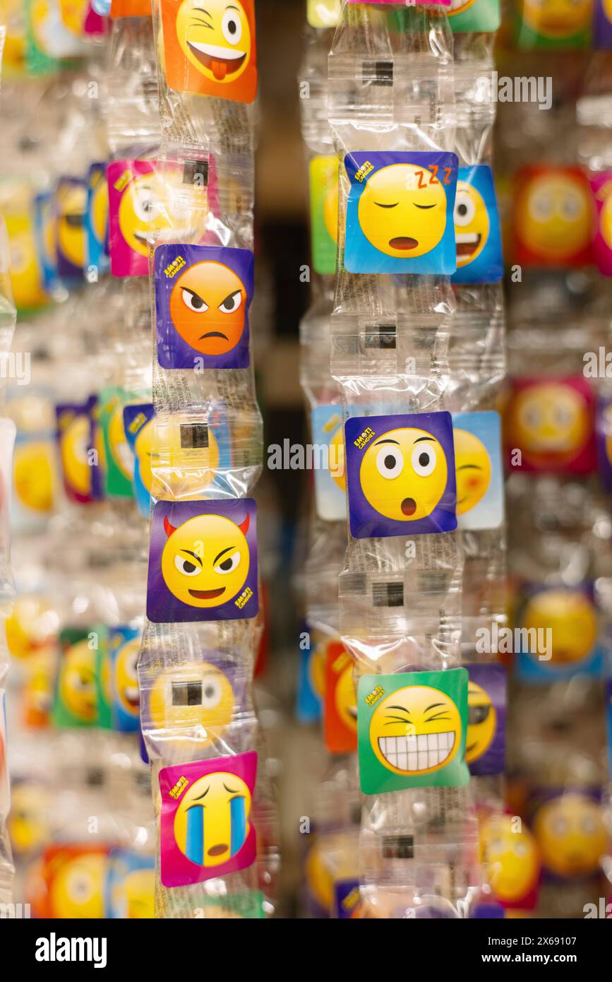 Dolci in confezioni di plastica con emoji Foto Stock