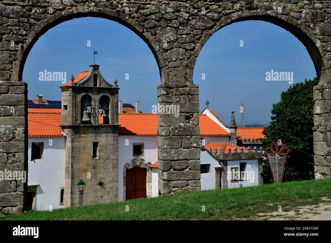 Acquedotto e chiesa di Sao Francisco a Vila do Conde, Porto, Portogallo Foto Stock