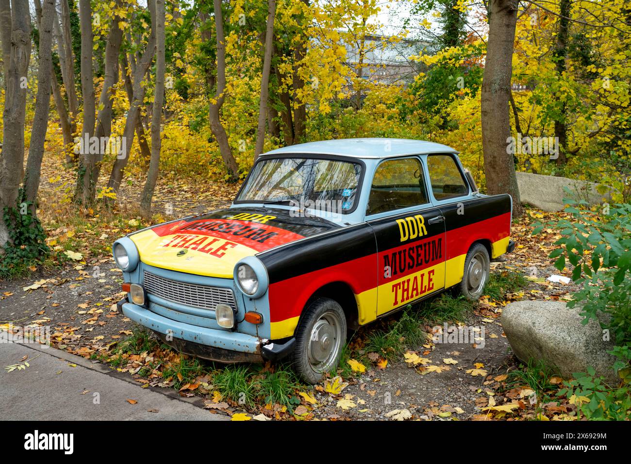 Trabant Trabi nei colori tedeschi nero rosso oro del DDR Museum Thale, Sassonia-Anhalt, Germania Foto Stock