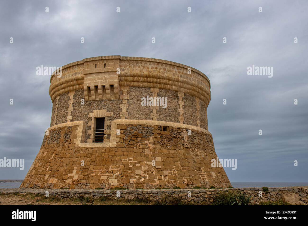 La torre de Fornell, del siglo XIX, de planta Circular perfta, es una de las que conserva su estructura Original. Minorca, España Foto Stock