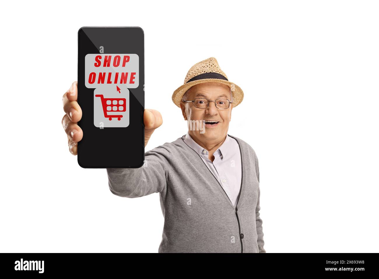 Pensionato che mostra uno smartphone con applicazione per lo shopping online isolata su sfondo bianco Foto Stock