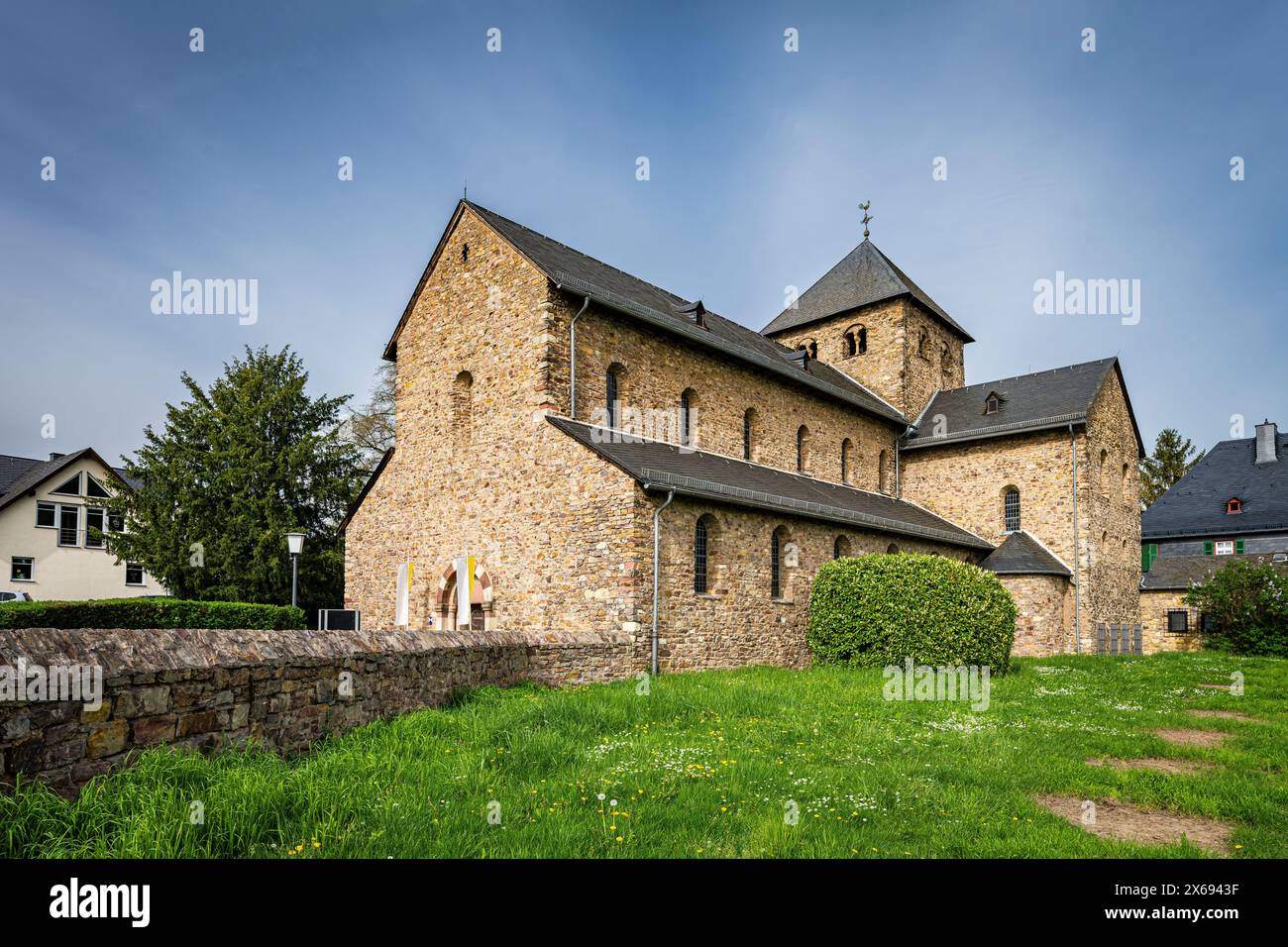 Chiesa romanica a tre navate a Mittelheim, nella regione Rheingau dell'Assia, dedicata a Sant'Egidio, la chiesa più antica del Rheingau, Foto Stock