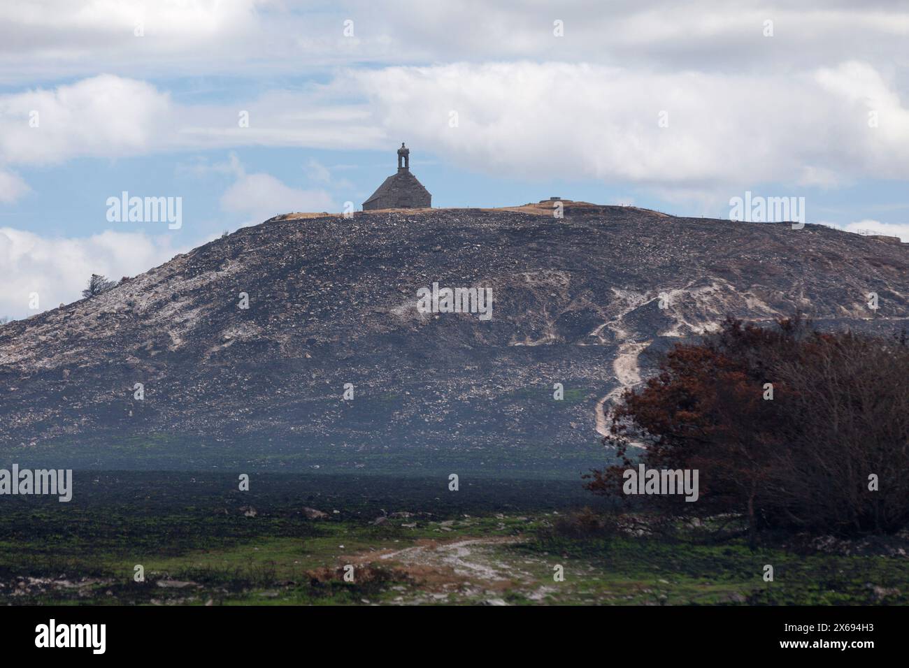 La cappella Saint-Michel in cima al Mont Saint-Michel de Brasparts fumava ancora dopo l'attacco doloso avvenuto 2 settimane prima nei Monts Foto Stock