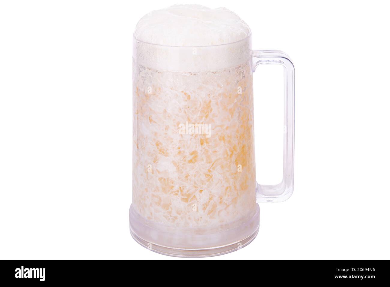 Tazza da birra completa con schiuma di birra e impugnatura ergonomica isolata su sfondo bianco con spazio di copia Foto Stock