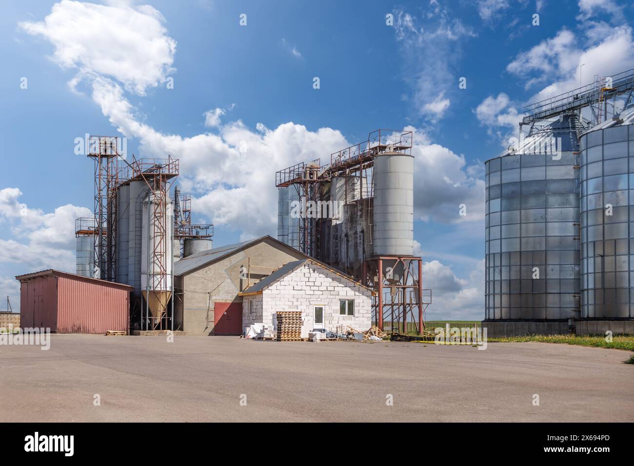 elevatore per granaio silos su un complesso agro-industriale con linea di pulizia e asciugatura dei semi per lo stoccaggio dei cereali Foto Stock