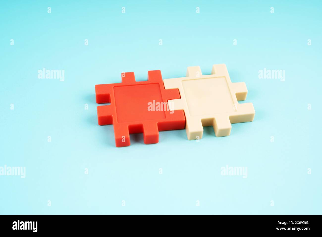 Puzzle colorato su sfondo blu Foto Stock