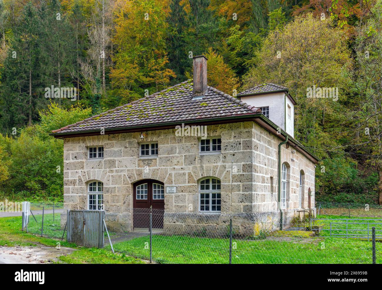 Bad Urach - Seeburg, la centrale elettrica di Seeburg fu costruita nel 1920 da Christian Döbler e fu utilizzata per fornire energia elettrica ai cementifici di Münsingen, la centrale può essere visitata su richiesta presso la società di pubblica utilità di Münsingen Foto Stock