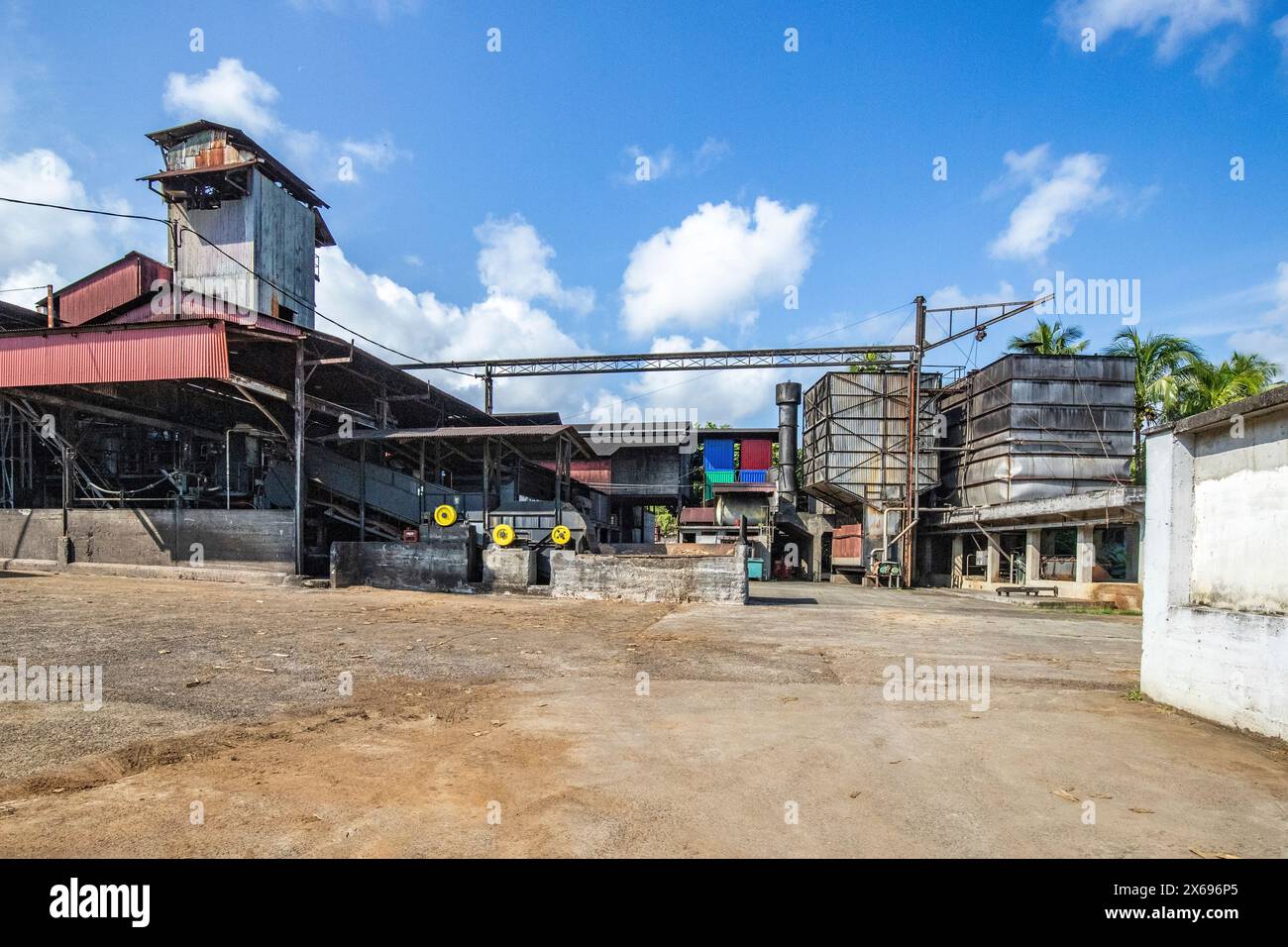 Una delle ultime fabbriche di rum ancora attive con motori a vapore, il Rum agricolo della distilleria di rum Montebello auf Guadalupa, Antille francesi Foto Stock