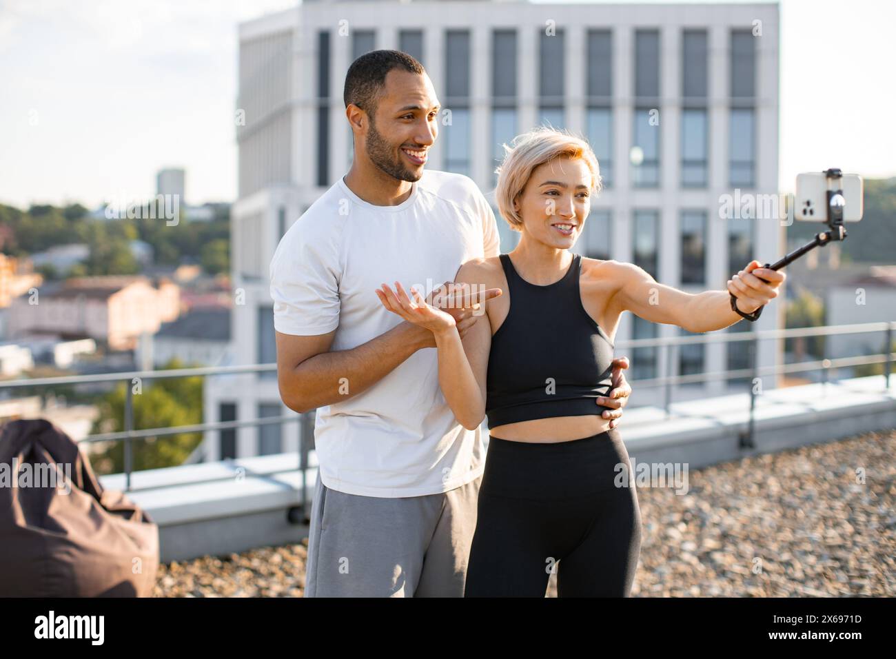 Una coppia sportiva positiva di blogger dice ai loro seguaci. Foto Stock